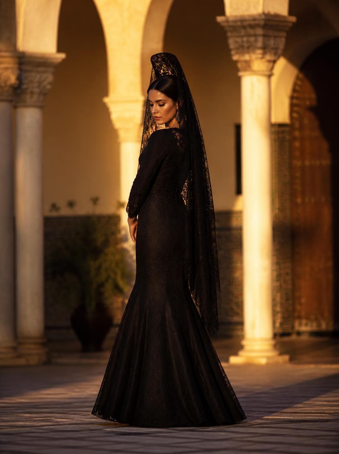 Mujer con vestido negro y mantilla en un patio andaluz